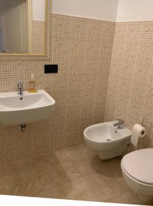 科尔萨诺Monolocale Cora的一间带水槽和卫生间的浴室