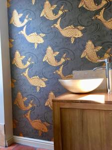 弗罗姆Fern Tree Cottage的浴室设有壁画,装饰有日本鱼