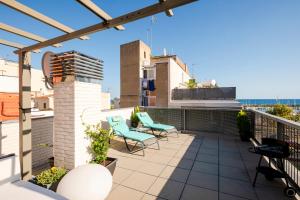 马斯诺Terrassa de Mar Apartment的一座带椅子和遮阳篷的屋顶庭院
