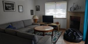 维拉摩拉Casa Albacor的客厅配有沙发和带电视的桌子