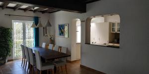 维拉摩拉Casa Albacor的厨房以及带桌椅的用餐室。