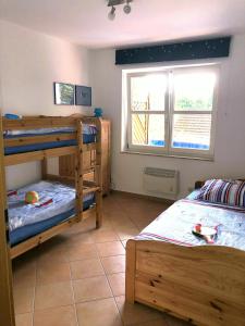 舍恩贝里耶海滩Ferienwohnung im Haus Sommerwind的一间卧室设有两张双层床和一扇窗户。