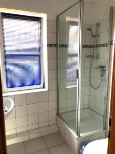 舍恩贝里耶海滩Ferienwohnung im Haus Sommerwind的带淋浴和盥洗盆的浴室