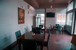 瓜亚基尔乌尔德萨套房酒店的用餐室设有桌椅和窗户。