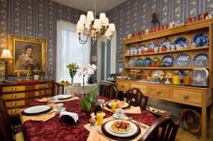 普罗温斯敦Prince Albert Guest House, Provincetown的用餐室配有餐桌和食物