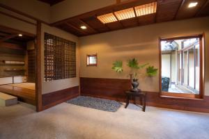 京都Nachiya的客房设有床、窗户和桌子。