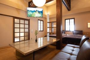 京都Nachiya的客厅配有桌子和沙发