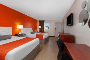 维洛海滩维洛海滩豪生国际快捷酒店的酒店客房配有两张床和一张书桌