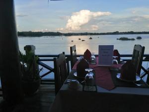 Muang Không庞恩竞技场酒店的享有水体景致的桌子