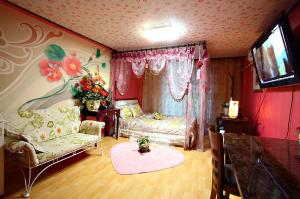 春川江村美丽度假屋的一间卧室配有一张床和一个沙发