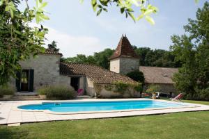 ValeillesDomaine de Merugat Chambre d'Hôtes的庭院中带游泳池的房子