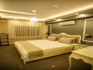 Lion Park Suites & Residence Hotel客房内的一张或多张床位