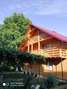 亚列姆切Садиба Чорногора的一座大型木房子,设有红色屋顶
