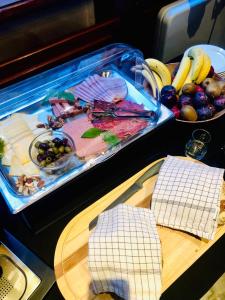 安特卫普Charming Suites Jan Zonder Vrees的一张桌子,上面放着一盘食物和一盘水果