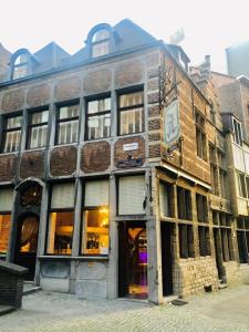 安特卫普Charming Suites Jan Zonder Vrees的街上的一座旧砖砌建筑,有商店