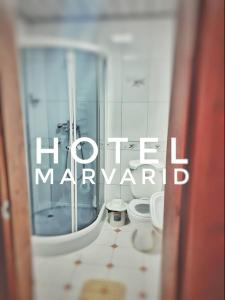 撒马尔罕Hotel Marvarid的浴室设有2个卫生间和镜子