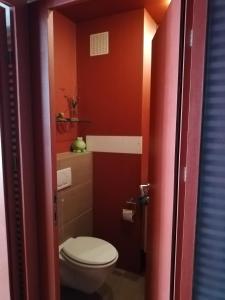 维也纳Room in maisonette with garden, parking place的一间带卫生间和红色墙壁的浴室