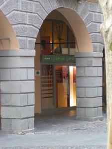 帕多瓦艾尔伯格威尔第酒店的建筑入口,有拱形门廊