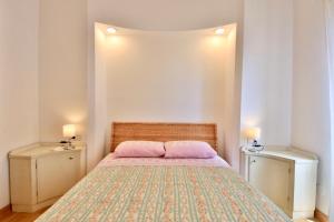 波托菲诺Vela Portofino by KlabHouse的一间卧室配有一张带2个床头柜的大床