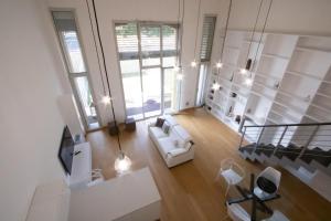 米兰Loft Milano Manifatture的享有带白色沙发的客厅的景色