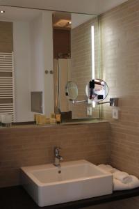 盖尔森基兴海纳公园酒店的一间带水槽和镜子的浴室