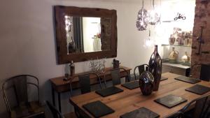 沃本Havisham House的一间带桌椅和镜子的用餐室