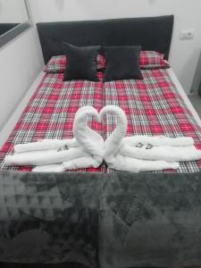 乌日策Apartment Centar的床上的两条心形毛巾