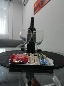 乌日策Apartment Centar的一张桌子,上面放着两杯酒和一瓶葡萄酒