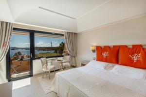 马达莱纳卡拉伦加酒店的酒店客房带一张床、一张桌子和椅子