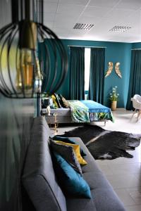 罗兹省康斯坦丁努夫Apartamenty i pokoje „Pod Jedynką”的客厅配有沙发和1张床