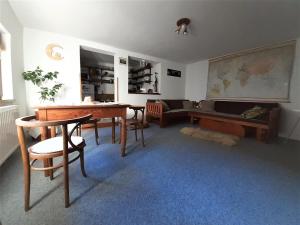 帕维西纳勒霍塔Vidiecky apartmán Kubo的客厅配有桌椅和沙发