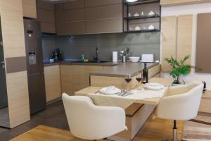 克卢日-纳波卡Presecan One Room Apartment with view的一间带白色椅子和餐桌的厨房以及一间用餐室