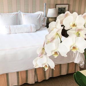 埃德加敦浩博诺博酒店的白色的床上,有白色的鲜花