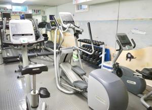 埃德加敦浩博诺博酒店的健身房设有一排健身自行车和跑步机