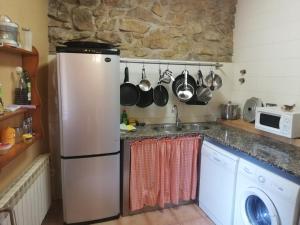 乔达Casa Rural Can Met的厨房配有冰箱和水槽