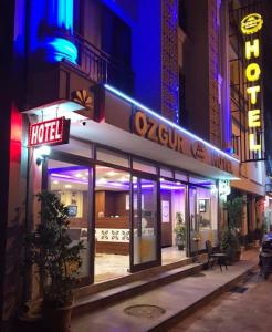 安塔利亚Özgür Hotel的夜宿在城市街道上的酒店