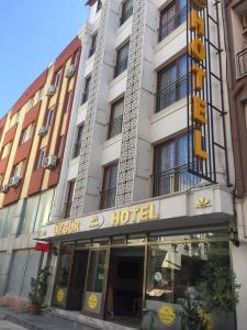安塔利亚Özgür Hotel的前面有标志的酒店