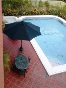圣克鲁斯华特库Balcon Gueela的游泳池旁的遮阳伞和椅子
