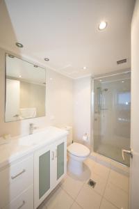 黄金海岸海滨大厦公寓酒店的浴室配有卫生间、盥洗盆和淋浴。