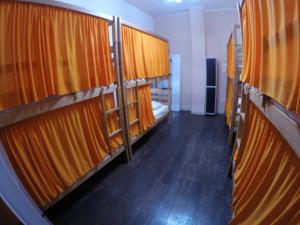马瑙斯Aldeia Hostel的客房内的一排双层床