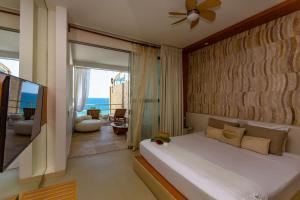 曼克拉德克套房休息室&Spa酒店的一间卧室配有一张床,享有海景