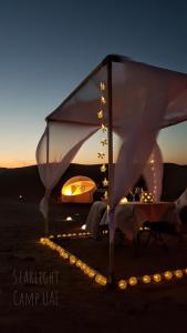 迪拜STARLIGHT CAMP的夜晚沙漠中带灯的帐篷