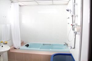 马六甲39宾馆的浴室配有蓝色浴缸和水槽