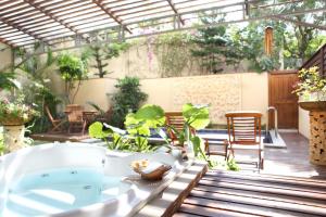 垦丁大街垦丁福华Villa的植物庭院中间的热水浴池