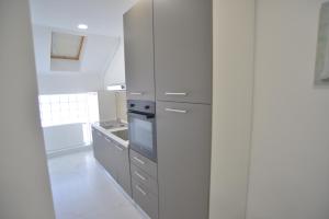 贾科沃Apartman LENA的白色的厨房配有炉灶和水槽