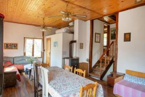 BoykovetsVacation Home Selo Boykovets的客厅配有桌子和沙发