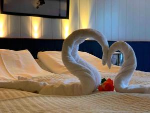 MyreMyre Kysthotell的两个天鹅想像在床上