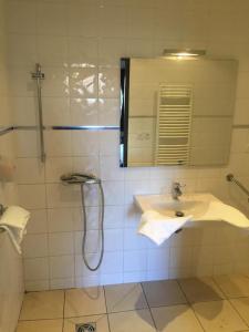 佩鲁日Chambres d hotes THE RESID的带淋浴、盥洗盆和镜子的浴室