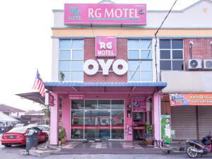 樟仑Super OYO 89348 Rg Motel的一家带有标志的rfc汽车旅馆前的商店