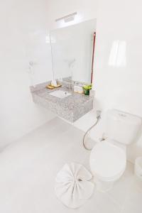 清迈清迈红燕酒店的白色的浴室设有卫生间和水槽。